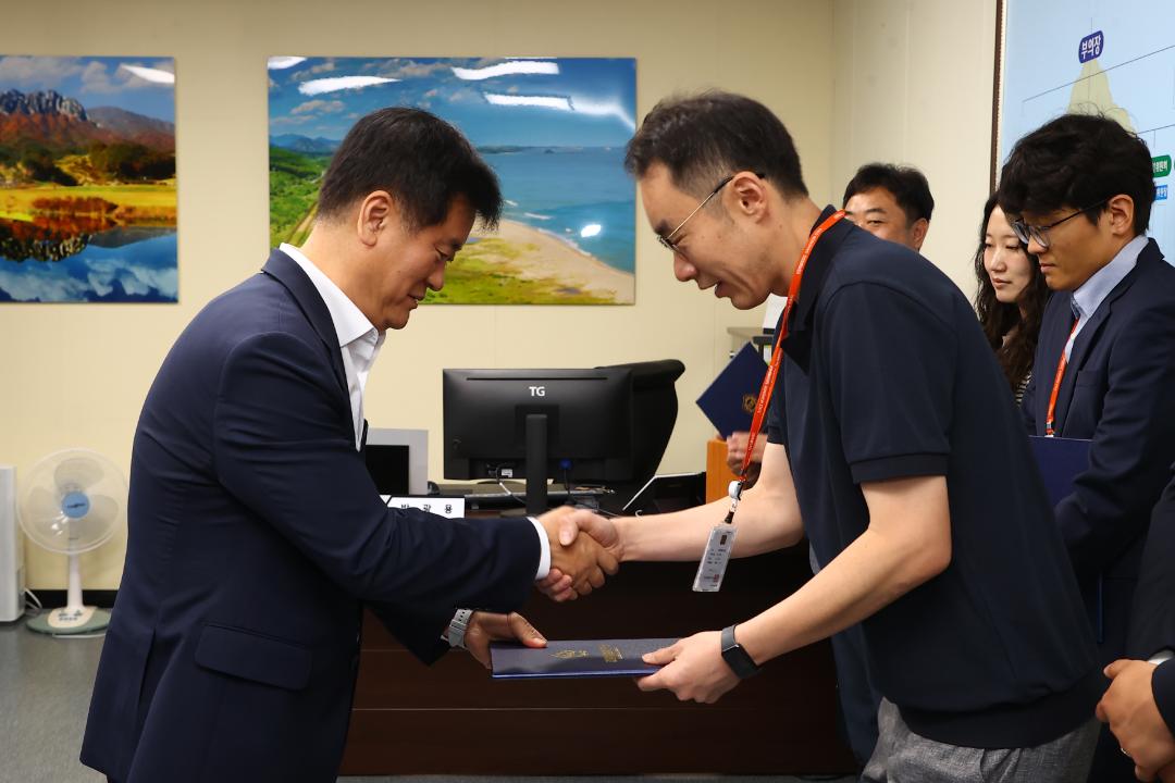 '강원특별자치도의회 인사발령장 전달식' 게시글의 사진(10) '2026-07-01 강원특별자치도의회 인사발령장 전달식 (10).jpg'