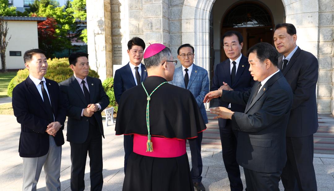 '제266대 프란치스코 교황 선종을 애도하기 위한 강원특별자치도의회 조문단 분향소 방문' 게시글의 사진(20) '2025-04-23 제266대 프란치스코 교황 선종을 애도하기 위한 강원특별자치도의회 조문단 분향소 방문 (20).jpg'