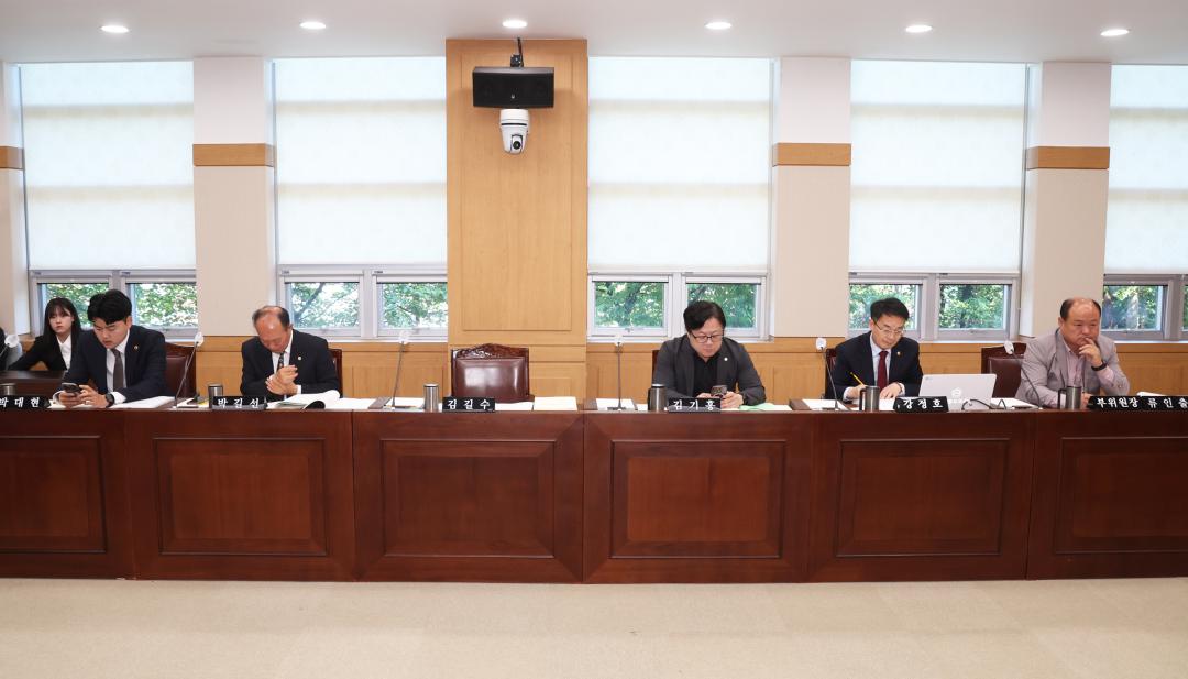 '제336회(폐회중) 제2차 강원특별자치도경제진흥원 인사청문특별위원회' 게시글의 사진(26) '2025-05-07 제336회 제2차 강원특별자치도경제진흥원 인사청문특별위원회 (26).jpg'