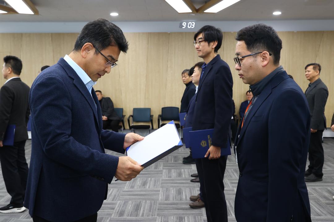 '2026년 강원특별자치도의회 인사발령 임용장 전달식' 게시글의 사진(20) '2026-01-12 2026년 강원특별자치도의회 인사발령 임용장 전달식 (20).jpg'