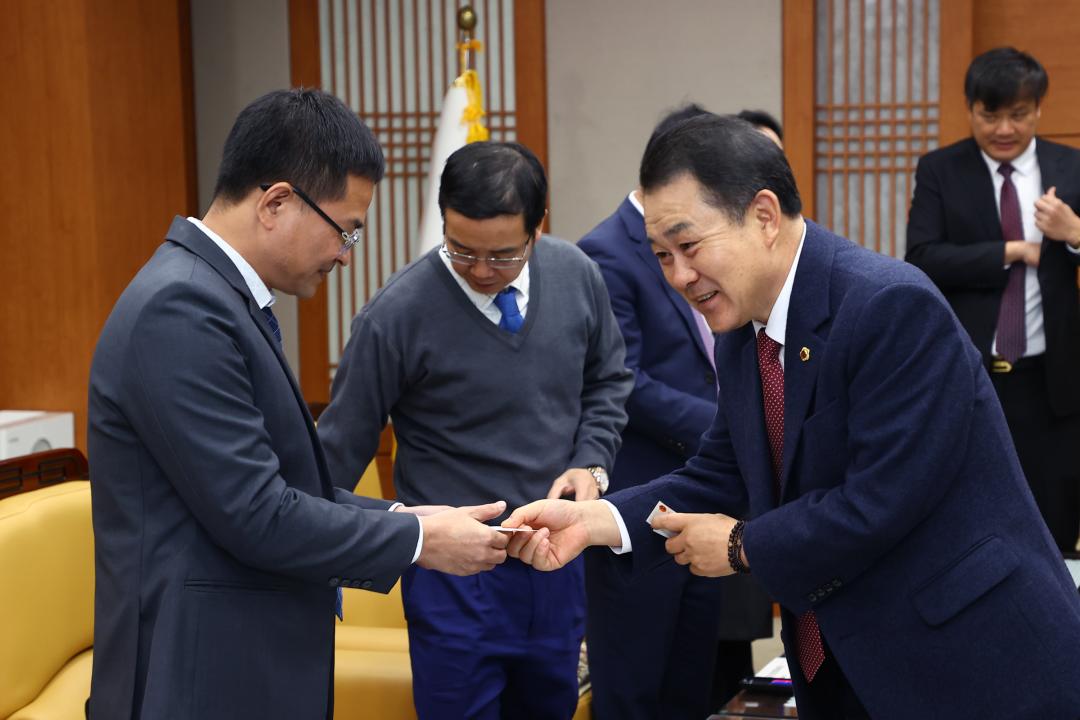 '베트남 디엔비엔성 대표단 강원특별자치도의회 내방' 게시글의 사진(7) '2025-12-30 베트남 디엔비엔성 대표단 강원특별자치도의회 내방 (7).jpg'