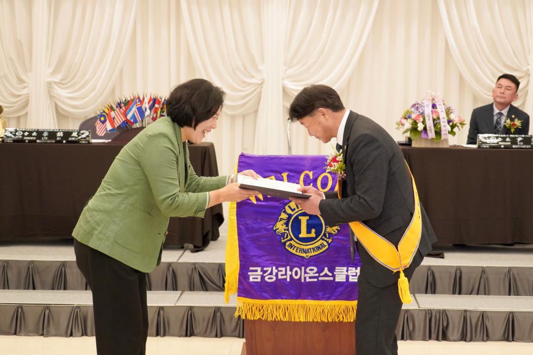 '금강라이온스클럽 제33주년 및 제33,34대 회장 이취임식' 게시글의 사진(3) '2025-06-17 금강라이온스클럽 제33주년 및 제33,34대 회장 이취임식 (3).jpg'