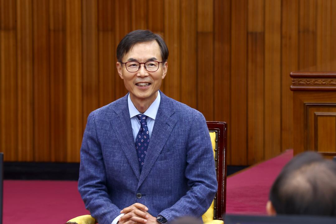 '제338회 제1차 본회의' 게시글의 사진(15) '2025-06-05 제338회 제1차 본회의 (15) 강원특별자치도 출범 2주년(강원도의회 개원69주년)기념 본회의 초청연설(이현훈교수).jpg'