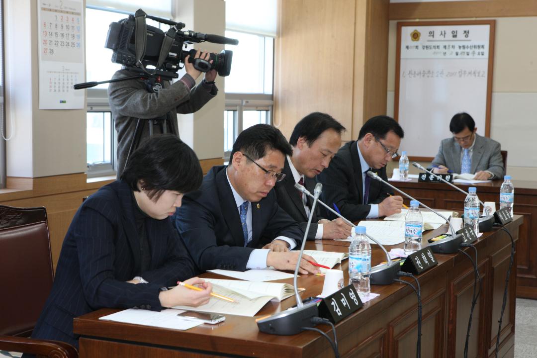 '207회 제3차 농림수산위원회' 게시글의 사진(7) '2011-02-23 207회 제3차 농림수산위원회 (7).jpg'