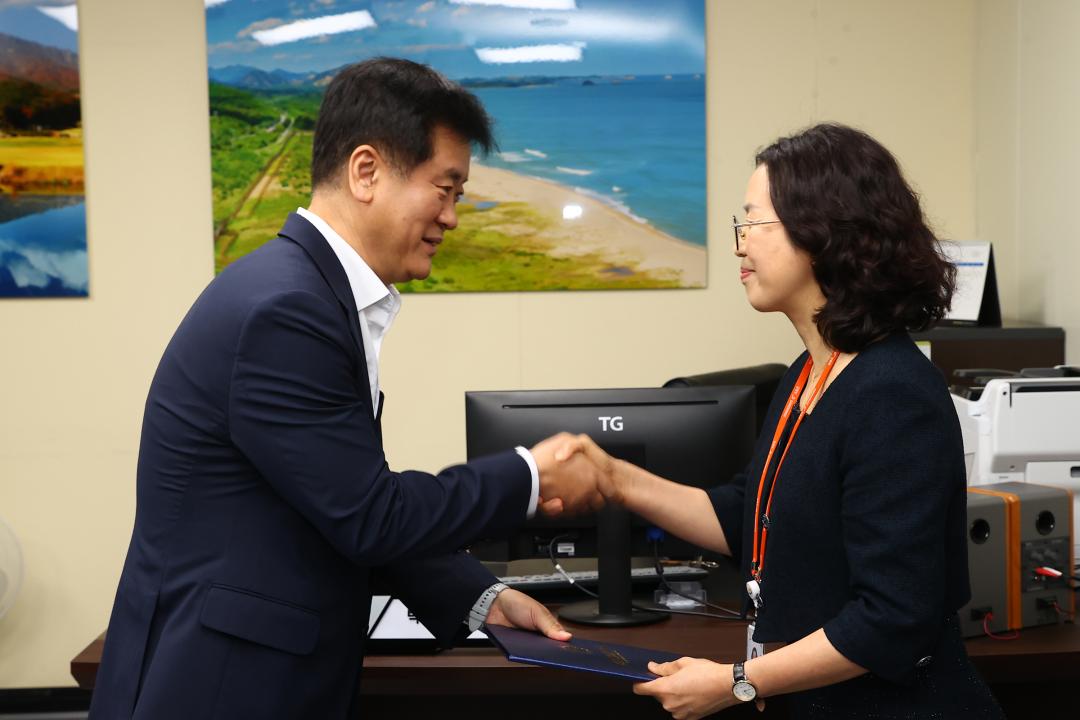'강원특별자치도의회 인사발령장 전달식' 게시글의 사진(2) '2026-07-01 강원특별자치도의회 인사발령장 전달식 (2).jpg'