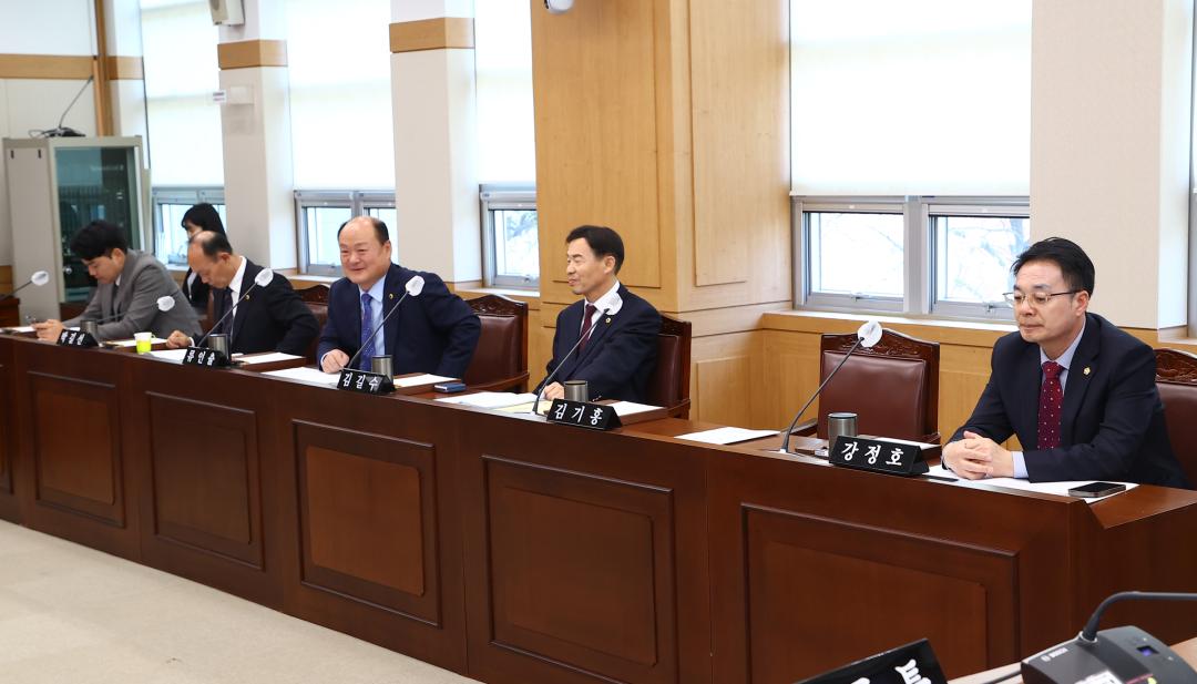 '제336회 제1차 강원특별자치도경제진흥원장 인사청문특별위원회' 게시글의 사진(5) '2025-04-15 제336회 제1차 강원특별자치도경제진흥원장 인사청문특별위원회 (4).jpg'