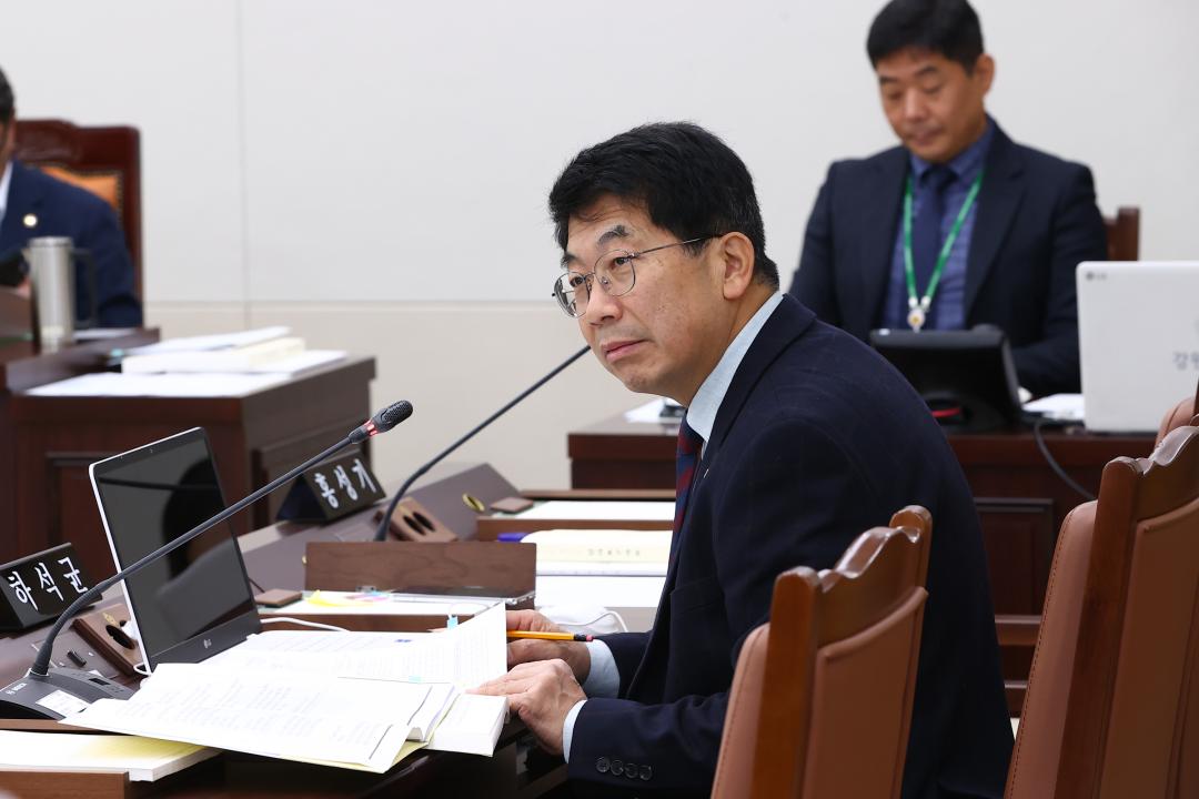 '2025년도 안전건설위원회 행정사무감사(건설교통국)' 게시글의 사진(15) '2025-11-07 2025년도 안전건설위원회 행정사무감사(건설교통국) (15).jpg'