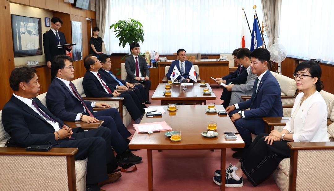 '강원특별자치도의회 한일국제교류협회 2025년 일본 돗토리현 방문' 게시글의 사진(58) '2025-07-29 강원특별자치도의회 한일국제교류협회 2025년 일본 돗토리현 방문 (75)_03_돗토리현의회 의장 예방.jpg'