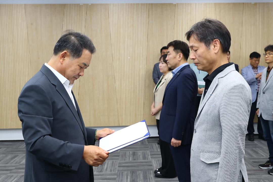 '강원특별자치도의회사무처 공무원 임용장 수여식' 게시글의 사진(6) '2025-07-22 강원특별자치도의회사무처 공무원 임용장 수여식 (6).jpg'