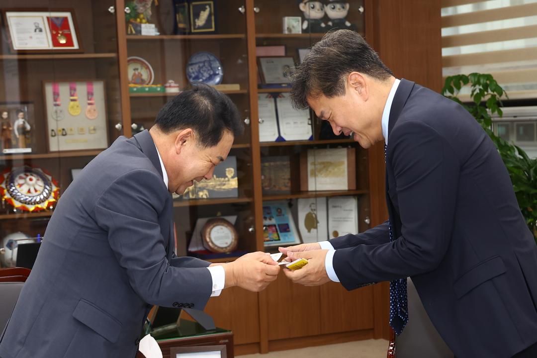 '강원특별자치도의회 방문(신임 강원경찰청장 )' 게시글의 사진(1) '2025-09-30 신임 강원경찰청장 방문 (1).jpg'