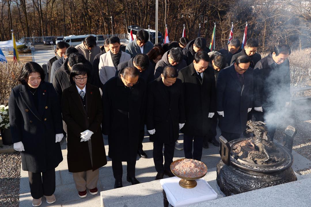 '2026년 강원특별자치도의회 충렬탑 신년참배' 게시글의 사진(7) '2026-01-02  2026년 강원특별자치도의회 충렬탑 신년참배 (7).jpg'