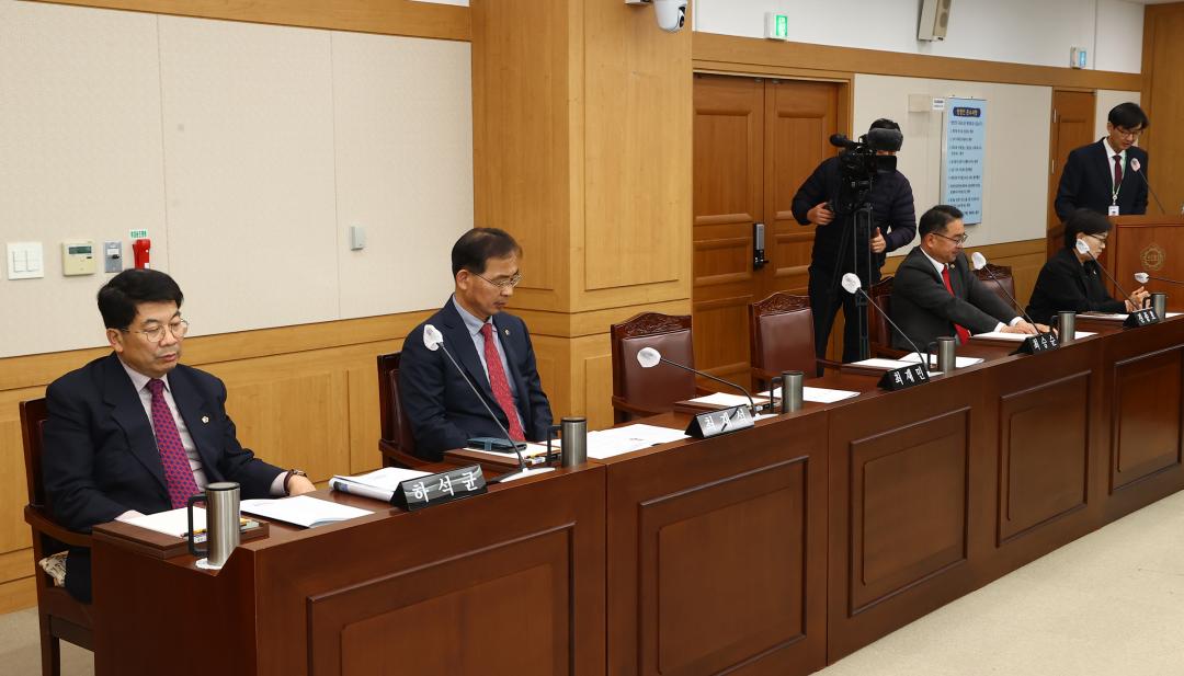 '제336회 제1차 강원특별자치도경제진흥원장 인사청문특별위원회' 게시글의 사진(6) '2025-04-15 제336회 제1차 강원특별자치도경제진흥원장 인사청문특별위원회 (5).jpg'