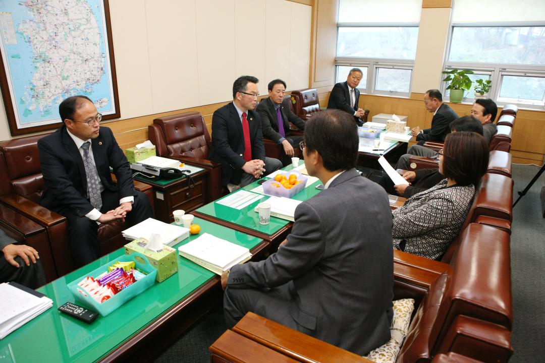 '강원도의회 경제건설위원회 성명서 발표' 게시글의 사진(4) '2014-11-18 강원도의회 경제건설위원회 성명서 발표 (4).jpg'