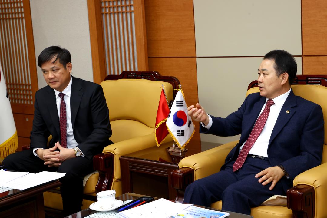 '베트남 디엔비엔성 대표단 강원특별자치도의회 내방' 게시글의 사진(30) '2025-12-30 베트남 디엔비엔성 대표단 강원특별자치도의회 내방 (31).jpg'