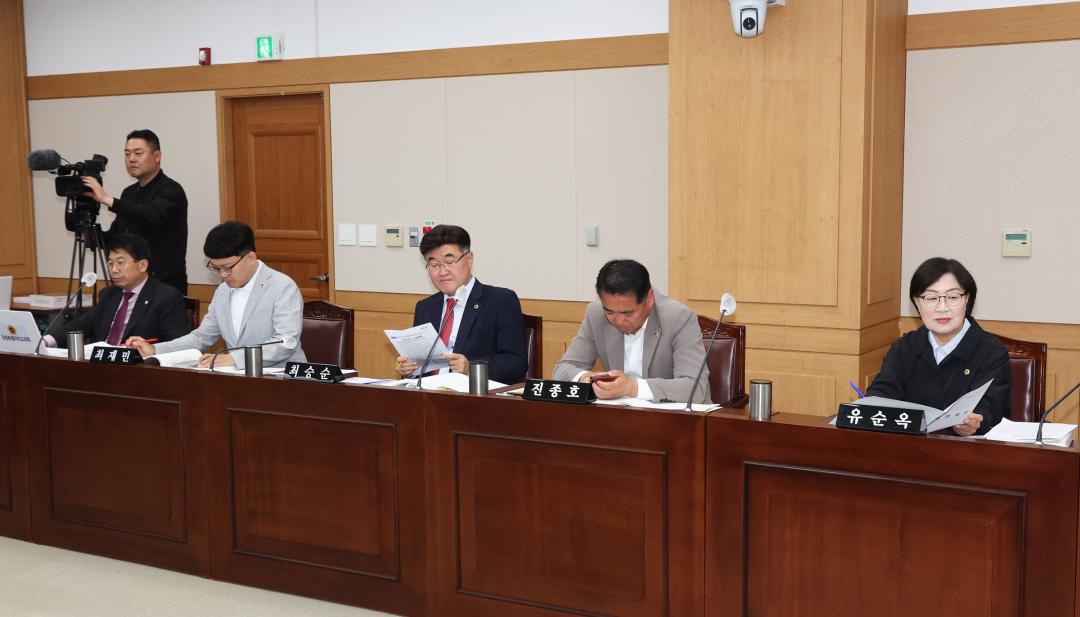 '제336회(폐회중) 제2차 강원특별자치도경제진흥원 인사청문특별위원회' 게시글의 사진(19) '2025-05-07 제336회 제2차 강원특별자치도경제진흥원 인사청문특별위원회 (19).jpg'