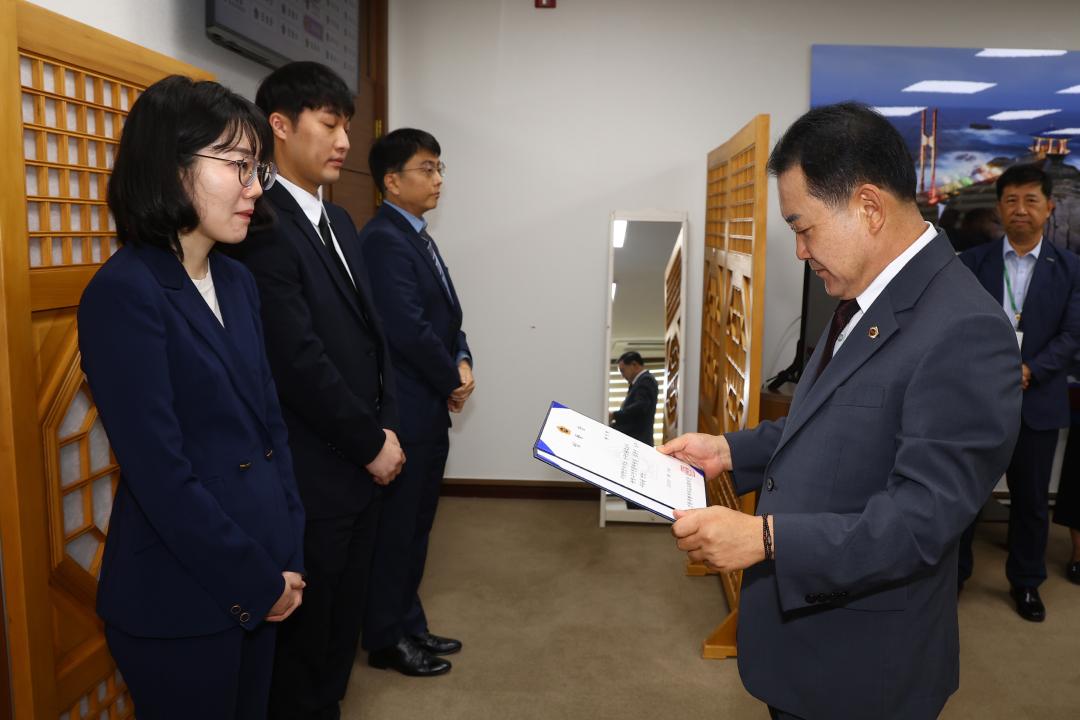 '강원특별자치도의회 신규 임용장 수여식' 게시글의 사진(13) '2025-09-29 임용장 수여식 (13).jpg'