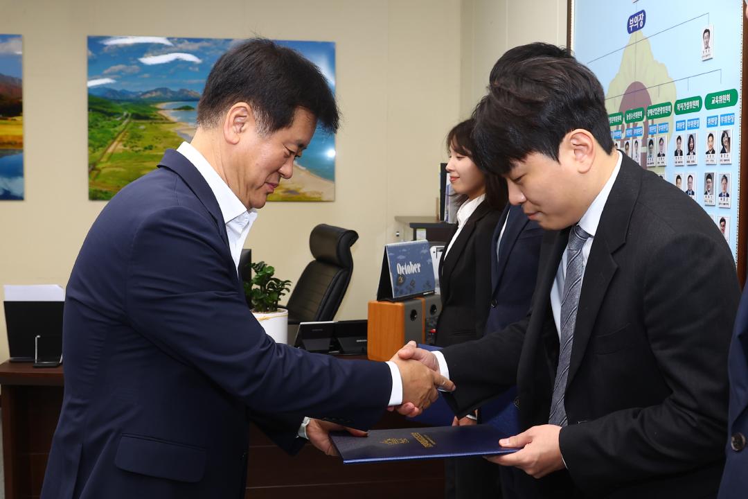 '강원특별자치도의회 신규 공무원 임용장 전달식' 게시글의 사진(8) '2026-10-01 임용장 수여식 (7).jpg'