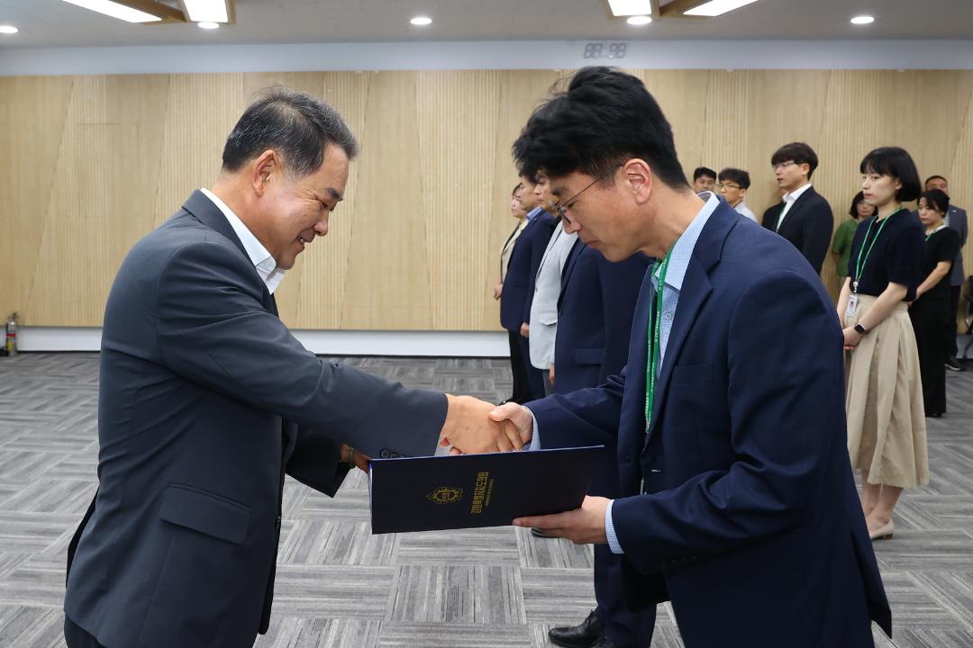 '강원특별자치도의회사무처 공무원 임용장 수여식' 게시글의 사진(3) '2025-07-22 강원특별자치도의회사무처 공무원 임용장 수여식 (3).jpg'