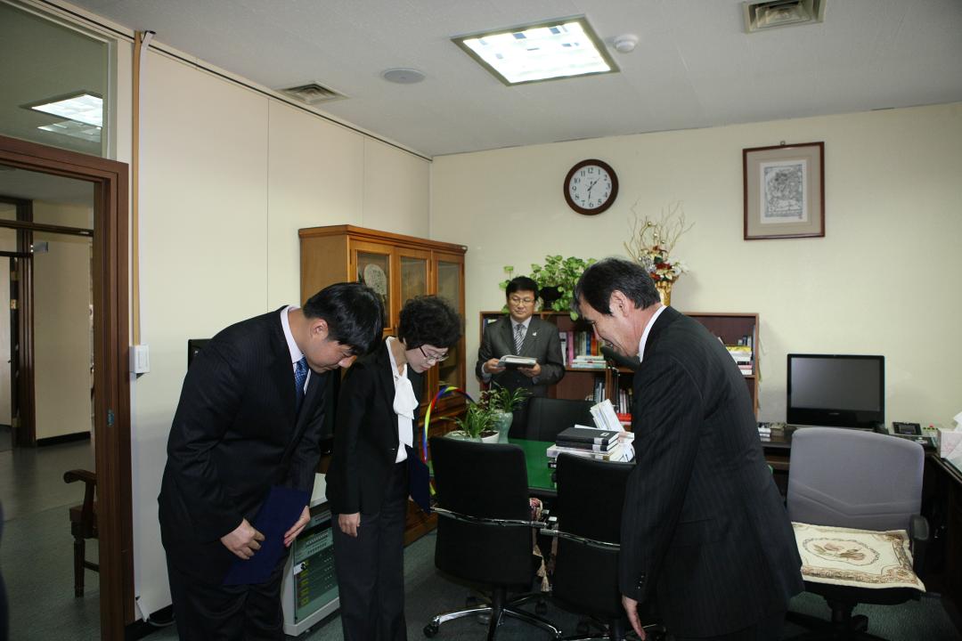 '의회사무처직원 임용장 전수' 게시글의 사진(8) '2010-10-18 의회사무처직원 임용장 전수 (8).jpg'