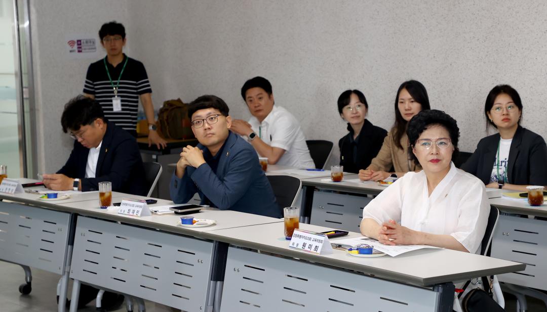 '강원특별자치도의회 교육위원회 의정연찬회' 게시글의 사진(43) '2025-07-18 강원특별자치도의회 교육위원회 의정연찬회 (43).jpg'