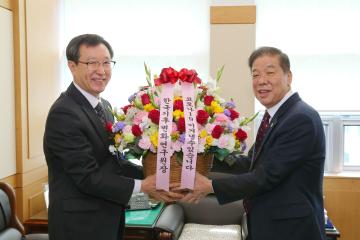 한국기후변화원구원장 화훼농가 돕기 플라워 버킷 챌린지 김수철경제건설위원장 전달식