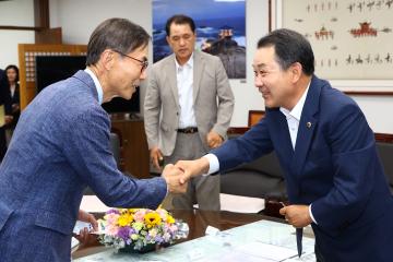 강원특별자치도 출범 2주년(강원도의회 개원69주년) 기념 초청연사 환담