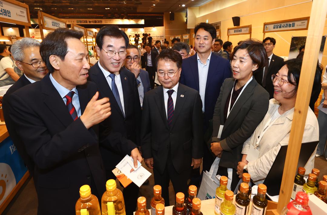 '박재균 도의원, ‘2026 강원 농식품 페어’ 참석… “농식품 6차산업 육성ㆍ판로 확대 지원 총력”' 게시글의 사진(3) '박재균 의원님_강원 농식품 페어 사진 (2).jpg'