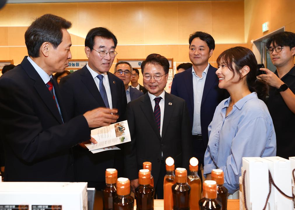 '박재균 도의원, ‘2026 강원 농식품 페어’ 참석… “농식품 6차산업 육성ㆍ판로 확대 지원 총력”' 게시글의 사진(4) '박재균 의원님_강원 농식품 페어 사진 (3).jpg'
