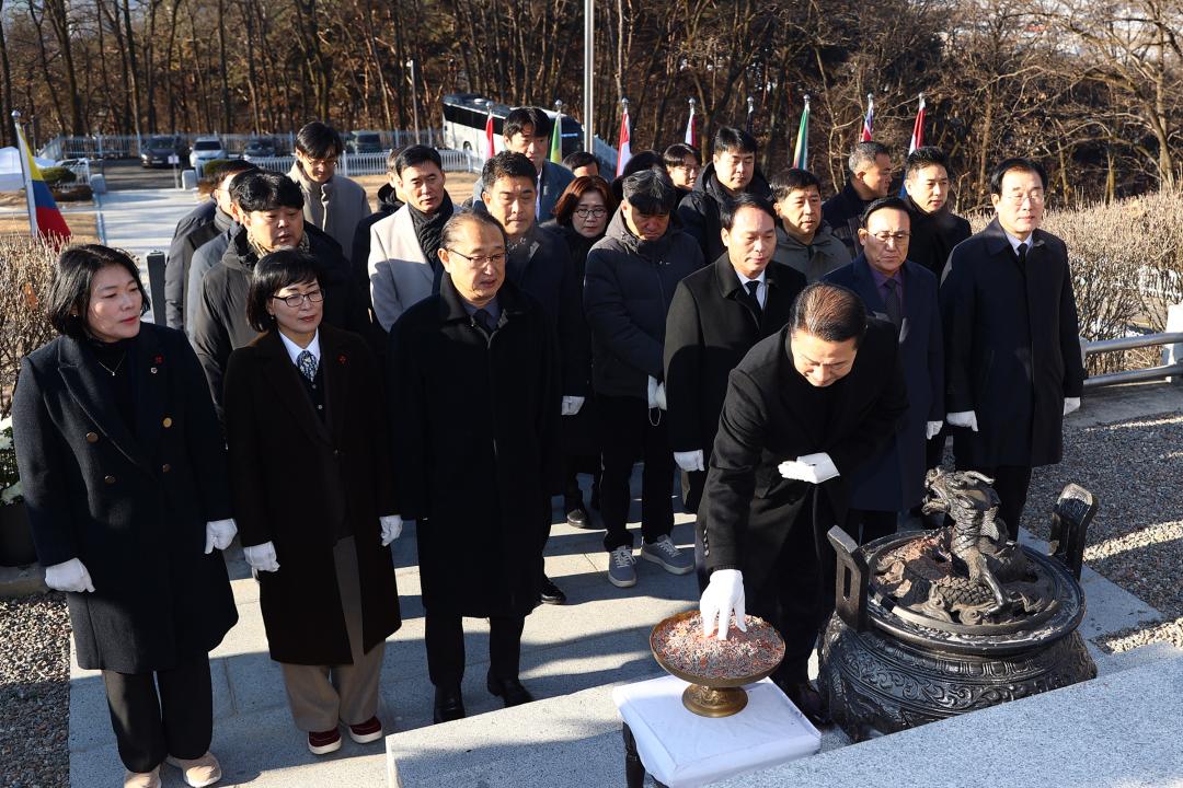 '강원특별자치도의회, 2026년 병오년(丙午年) 새해맞이 신년참배' 게시글의 사진(5) '신년참배 (4).jpg'
