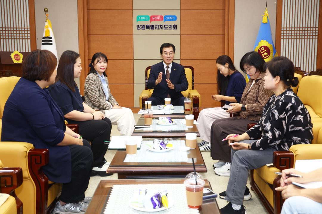 '정재웅 부의장ㆍ유소은 시의원,  춘천시 학부모 연합회 회장단과 교육ㆍ지역현안 논의' 게시글의 사진(2) '2026-09-30 정재웅 부의장님 학부모위원장 간담 (9).jpg'