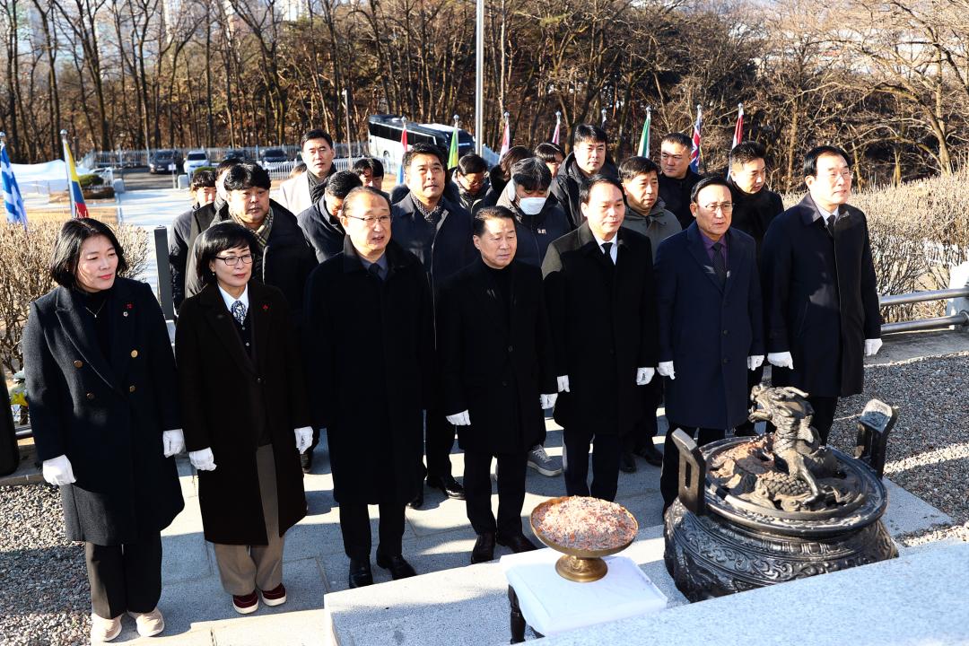 '강원특별자치도의회, 2026년 병오년(丙午年) 새해맞이 신년참배' 게시글의 사진(4) '신년참배 (3).jpg'