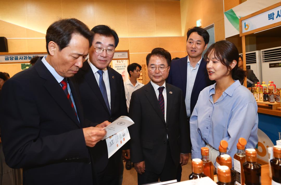 '박재균 도의원, ‘2026 강원 농식품 페어’ 참석… “농식품 6차산업 육성ㆍ판로 확대 지원 총력”' 게시글의 사진(5) '박재균 의원님_강원 농식품 페어 사진 (4).jpg'