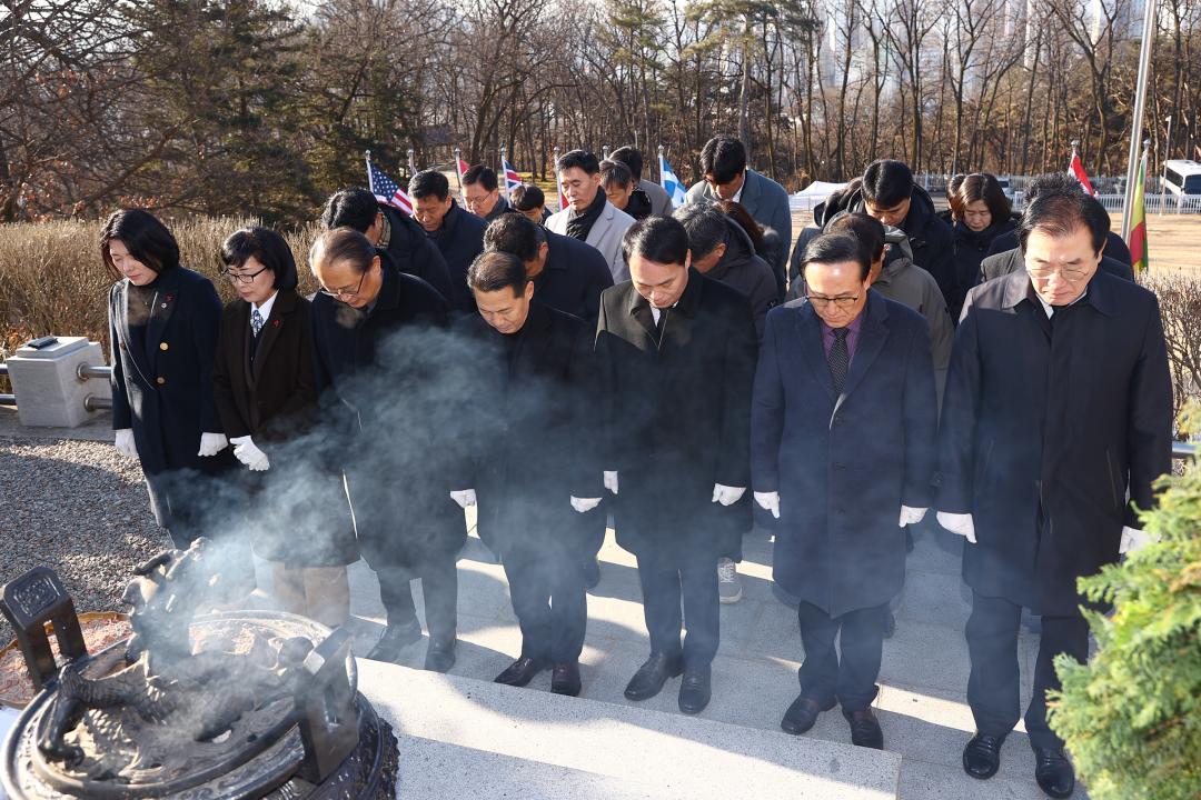 '강원특별자치도의회, 2026년 병오년(丙午年) 새해맞이 신년참배' 게시글의 사진(2) '신년참배 (1).jpg'